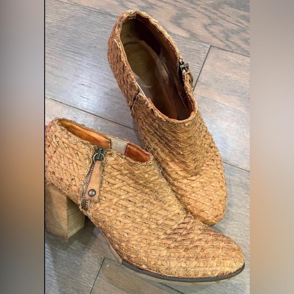 Sundance size 9.5 (approx) EU40 Booties